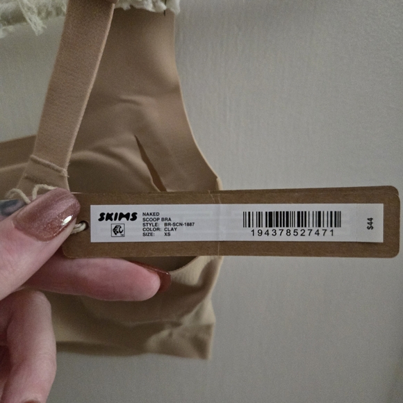 Skims Naked Scoop Neck Bra - Picture 4 of 4